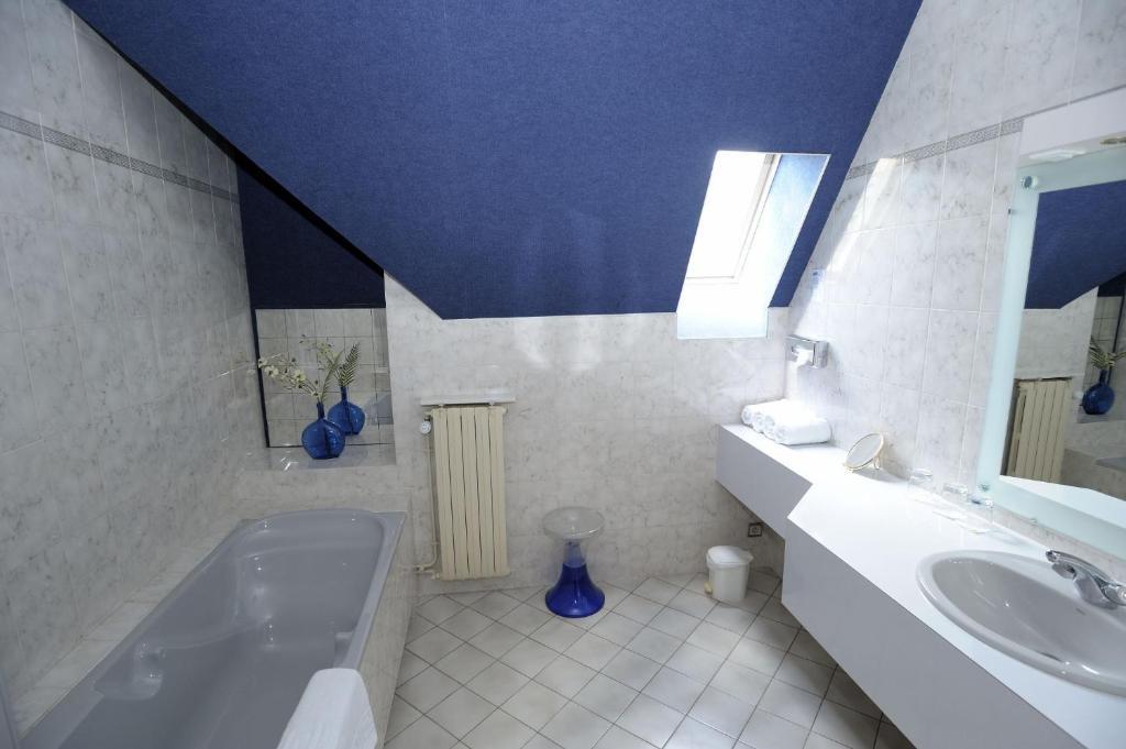 Hotel Logis Le Relais De La Poste Neuveglise Room photo