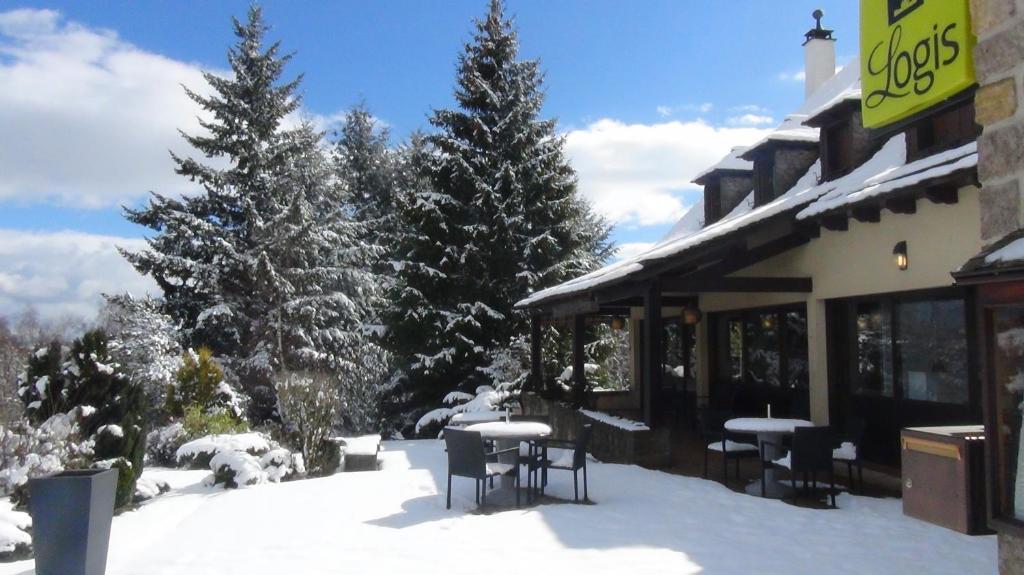 Hotel Logis Le Relais De La Poste Neuveglise Exterior photo