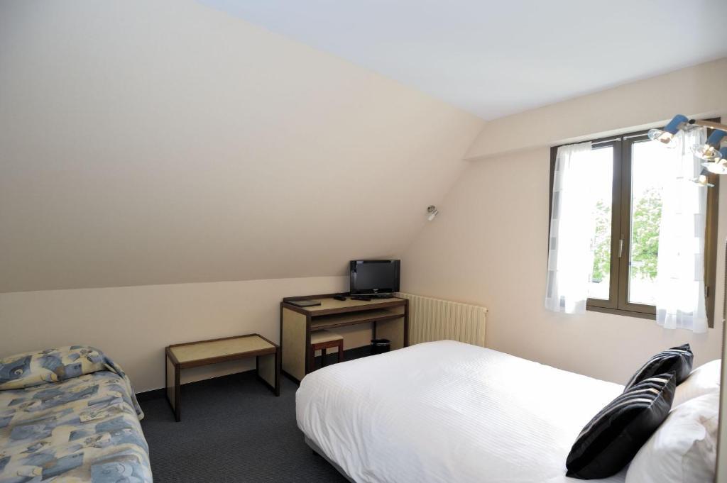 Hotel Logis Le Relais De La Poste Neuveglise Room photo
