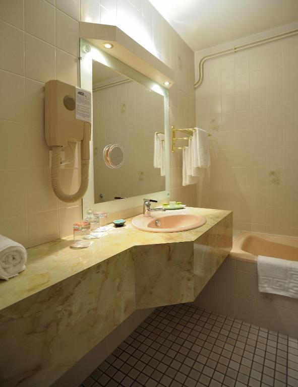 Hotel Logis Le Relais De La Poste Neuveglise Room photo